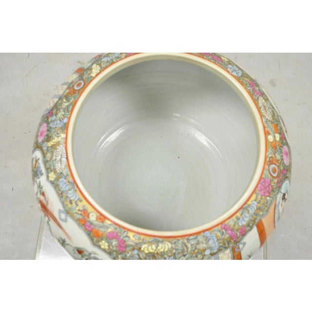 Vintage Chinese Export Porcelain Bulbous Cachepot Vase With Figural Scenes For Sale In Philadelphia - Image 6 of 11