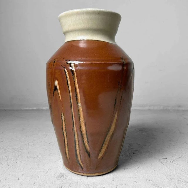 Pottery Kabin (花瓶) flower vase with a beautiful glaze. An earthy, natural color palette that will find its place in any...