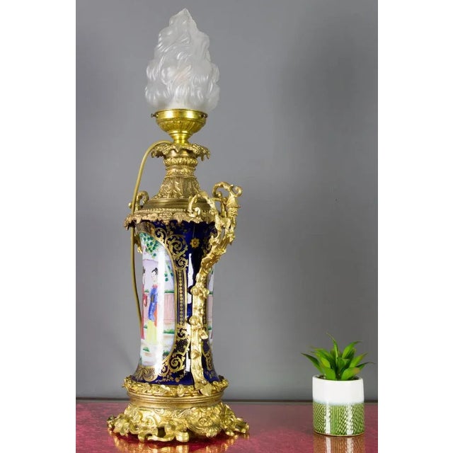 Large Chinoiserie Style French Gilt Bronze and Hand Painted Porcelain Table Lamp For Sale - Image 5 of 18