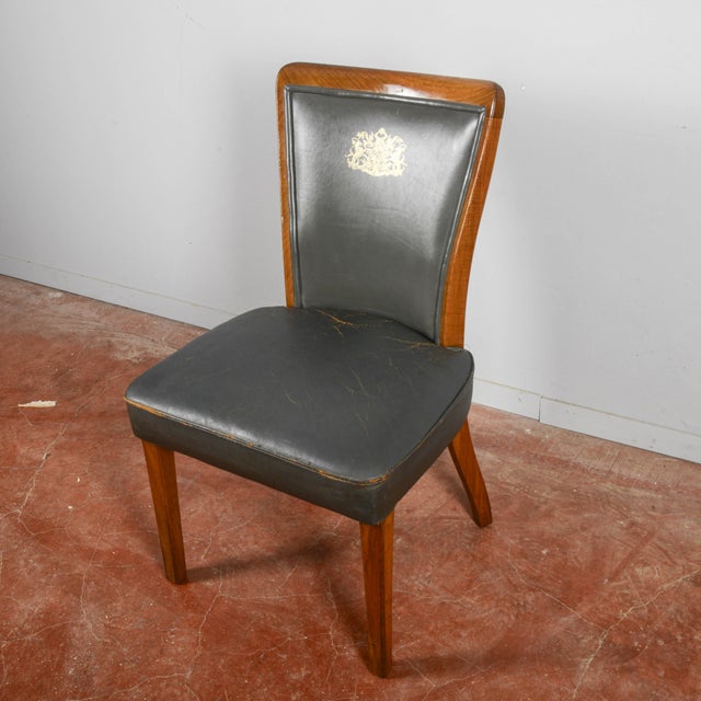 This classic vintage chair stands out for its rigorous and elegant charm. The wooden frame features enveloping and clean...