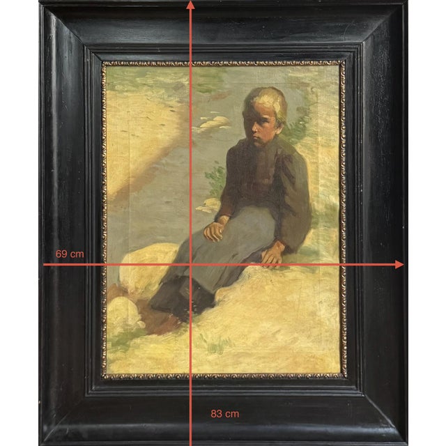 This work depicts a young blonde girl sitting on a sandy bank, at the edge of a path or stream. Simply dressed, the child...