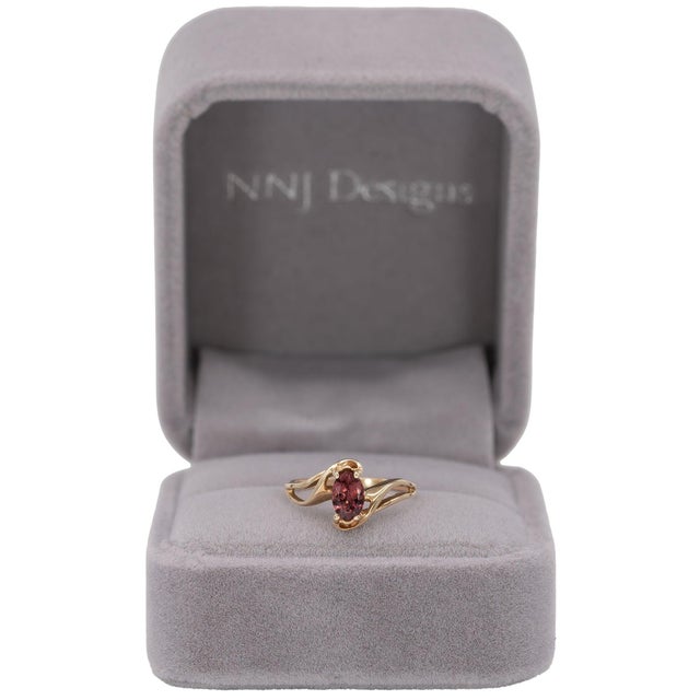 Modern Estate Red Spinel Ring: Solid 14k Gold – Oval, 6×4mm – Modern Estate Ring, Size 6.75 For Sale - Image 3 of 10