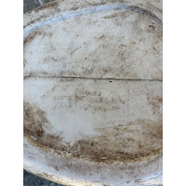 Pair of Oversized Plastic Swan Planters by Union Products, 1987 For Sale In Orlando - Image 6 of 9