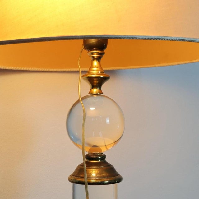 1970s Modernist Hollywood Regency Lamp in Acrylic and Brass, 1970s For Sale - Image 5 of 15