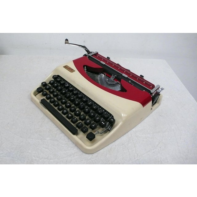 Anabella typewriter by antaris in italy, from 1959-60, serial number d-094173-6061 in beige-red. The machine works...
