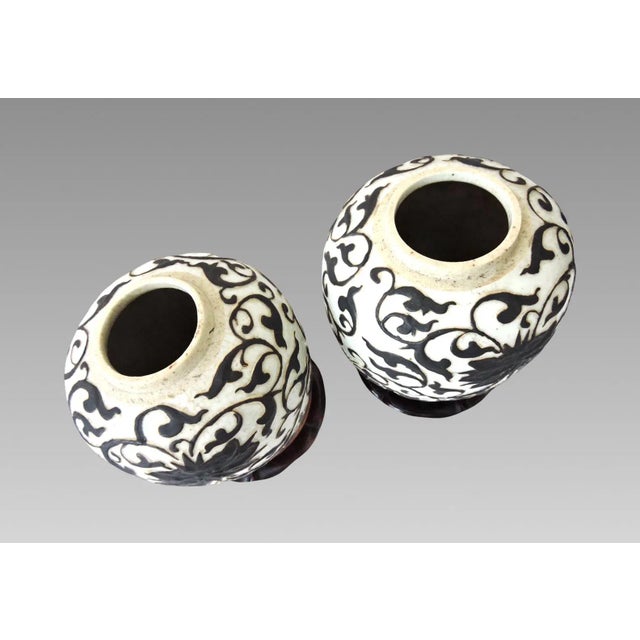 White Rare Republic Peony & Iron Brown Crackle Glaze Chinese Ginger Jars With Wood Stands & Reticulated Tops, a Pair For Sale - Image 8 of 10