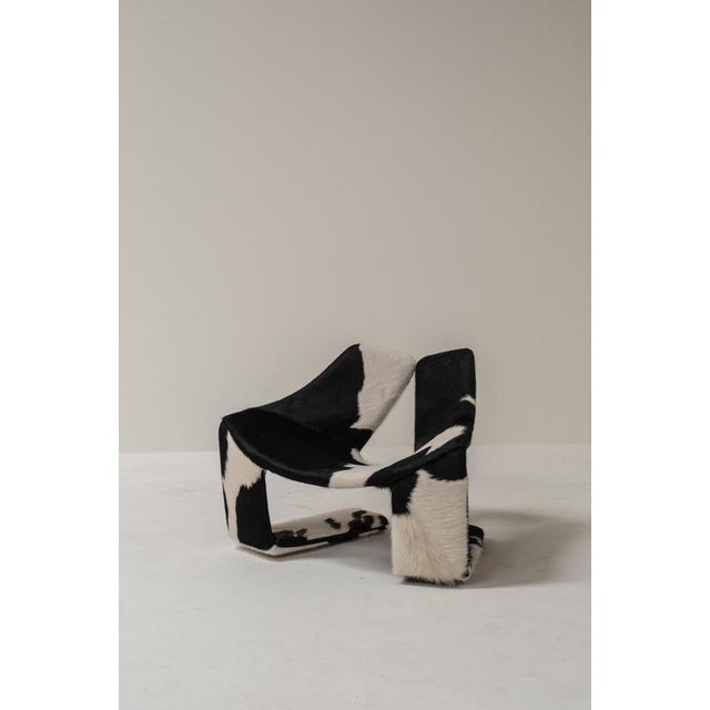 An iconic Zen lounge chair designed by Kwok Hoi Chan for Steiner in the 1970s. This highly recognizable design is...