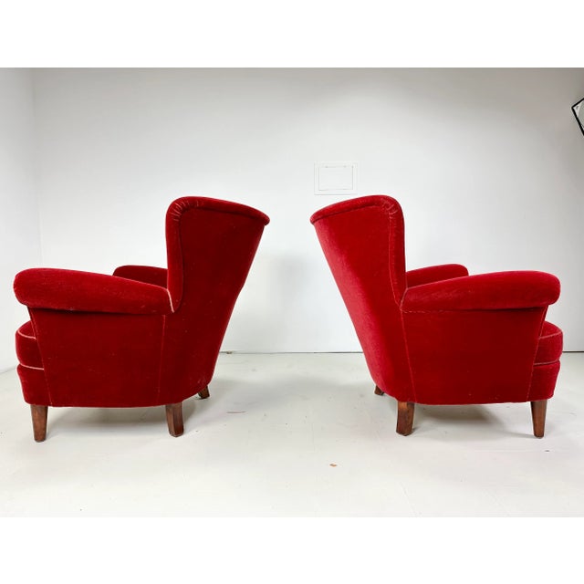 Mid-Century Modern 1940s Red Velvet Danish Lounge Chairs - Set of 2 For Sale - Image 3 of 10