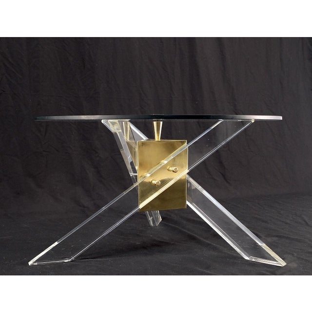 Charles Hollis Jones Brass & Lucite Round Glass Top Coffee Occasional Table Clean! For Sale - Image 4 of 16