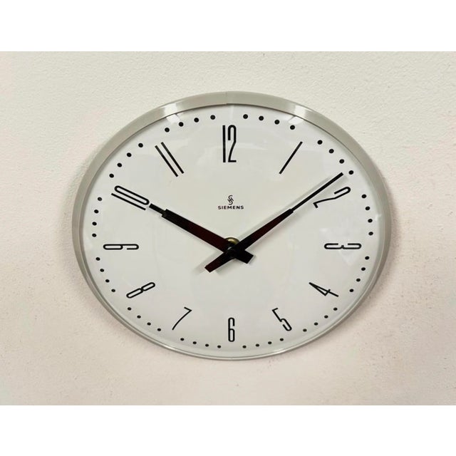 Industrial Factory Grey Wall Clock from Siemens, 1970s For Sale - Image 4 of 17