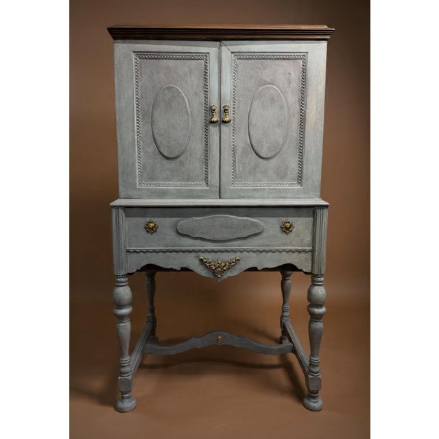 Vintage American William & Mary Style Painted Cabinet, 1930s For Sale - Image 10 of 10