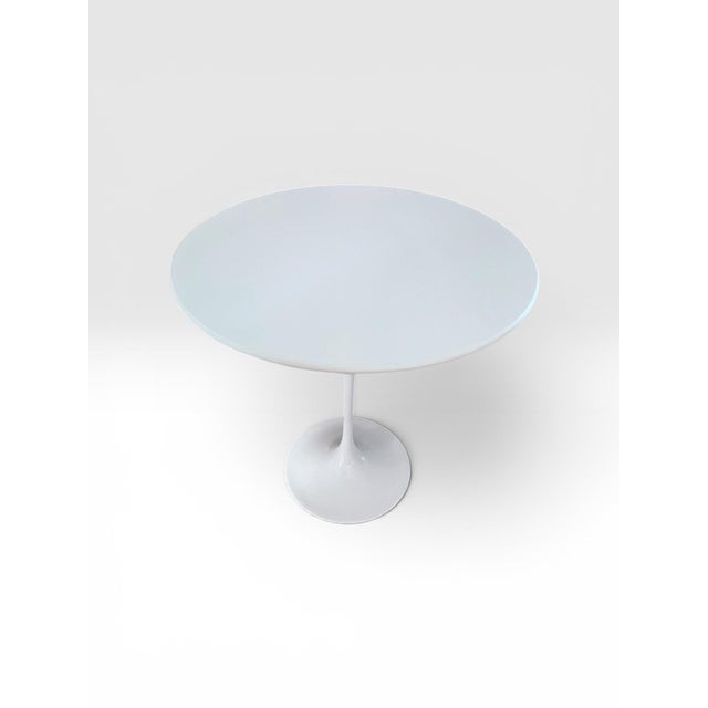 1990s Vintage Knoll Saarinen 20” Round White Tulip Side Table by Eero Saarinen For Sale - Image 5 of 10