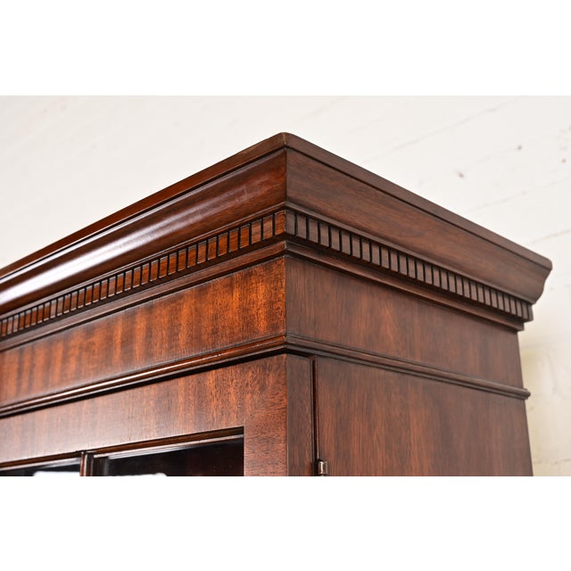 Henkel Harris Georgian Carved Mahogany Lighted Breakfront Bookcase Cabinet For Sale - Image 11 of 18