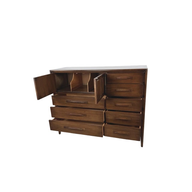 Broyhill Emphasis Mid-Century Modern Eight-Drawer Gentleman’s Chest For Sale - Image 10 of 16