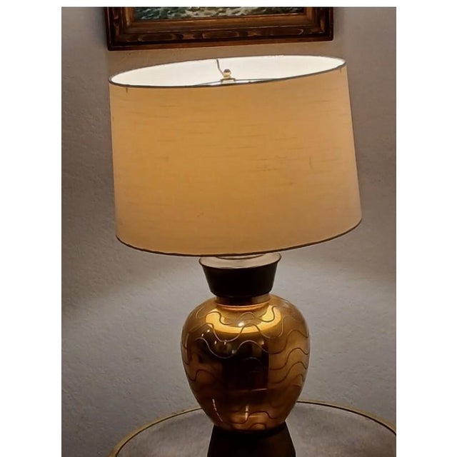 Gold 1950s Art Deco Gold Ceramic Lamp Etched Wavy Lines Modern W Shade Underwriters For Sale - Image 8 of 18