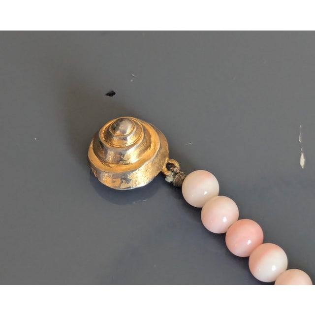 Even sized beads with varying colors between pink and off white coral. Hence the name of this coral of angl skin. Nice...