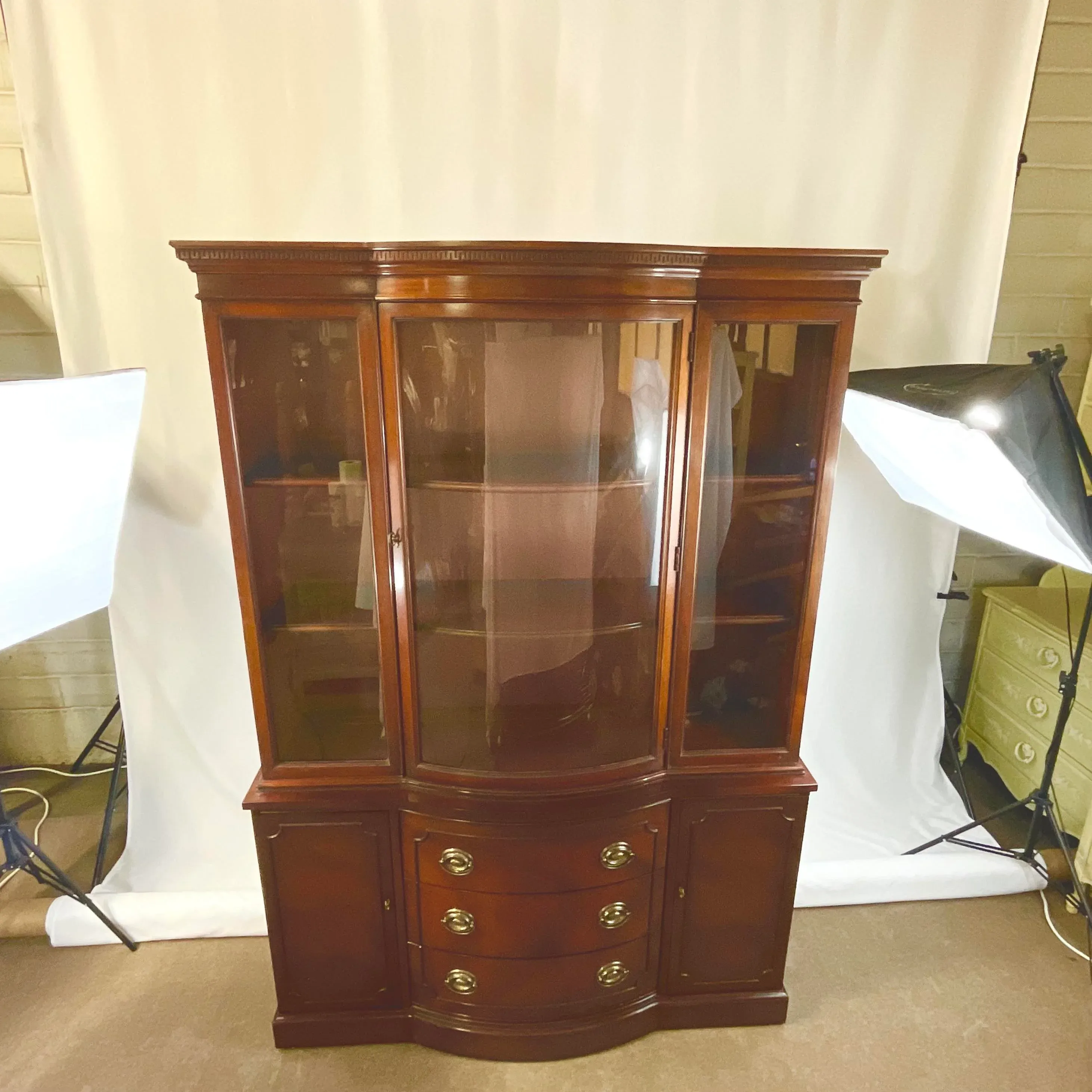 1950s Vintage Hepplewhite Chippendale Mahogany Drexel Travis Court