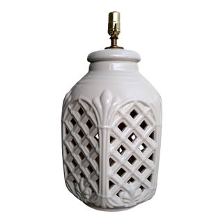 Vintage Mid-Century Optic White Glazed Reiculated Lattice Table Lamp For Sale