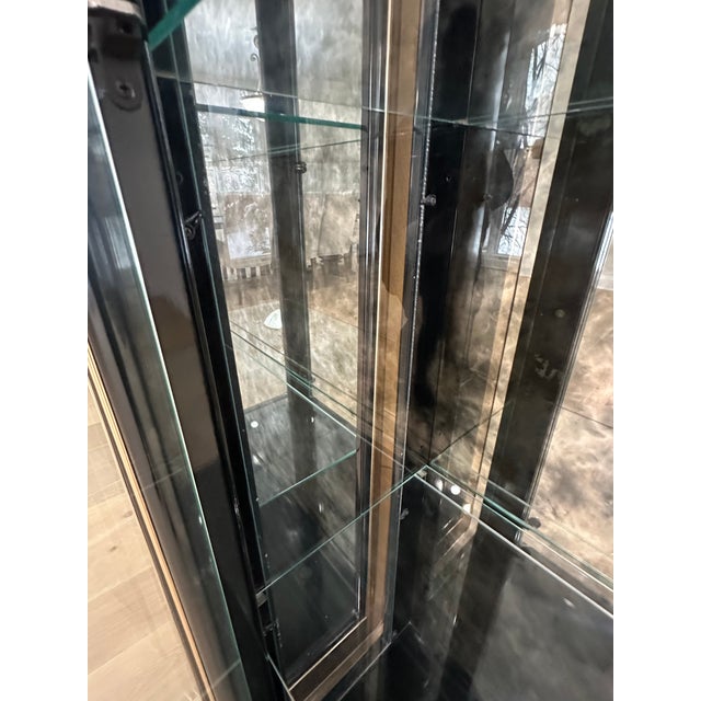 Brass Vintage Hollywood Regency Mastercraft Pair of Illuminated Brass Glass Curio Cabinet Showcases W/ Antiqued Mirror Back For Sale - Image 8 of 18