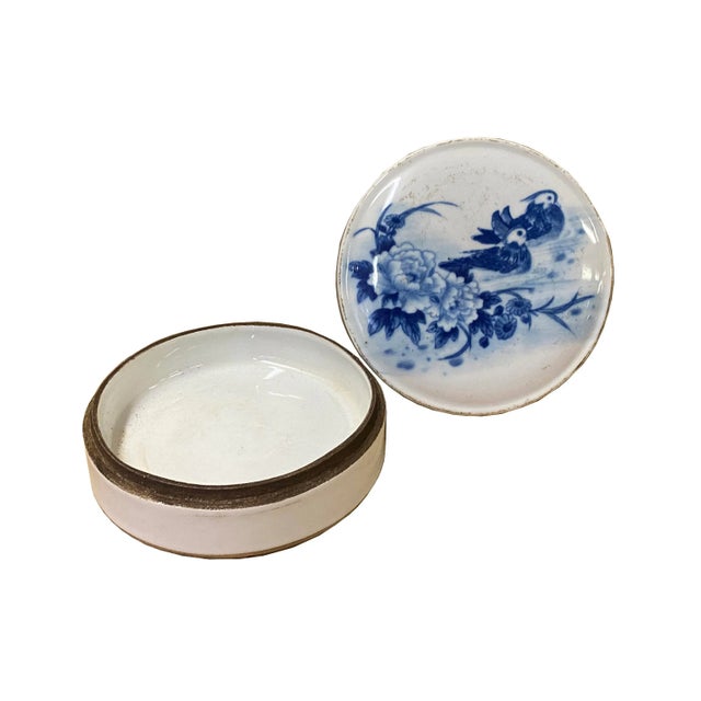 Chinese Blue White Porcelain Graphic Accent Round Box Display For Sale - Image 4 of 5