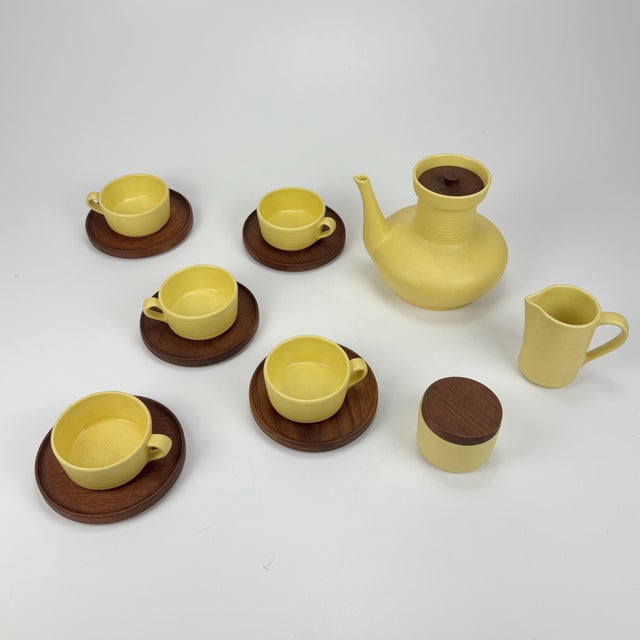 Wood Mid-Century Modern Five Cup Tea Set in Yellow Ceramic and Teak from Ernestine Salerno, Italy, 1960s, Set of 13 For Sale - Image 7 of 7