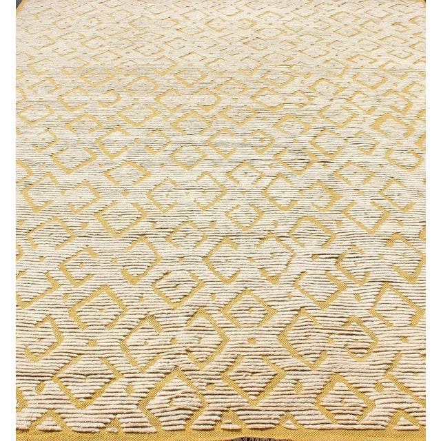 2020s Modern Hand-Knotted Rug in Wool With Diamond Design in Marigold and Cream For Sale - Image 5 of 11