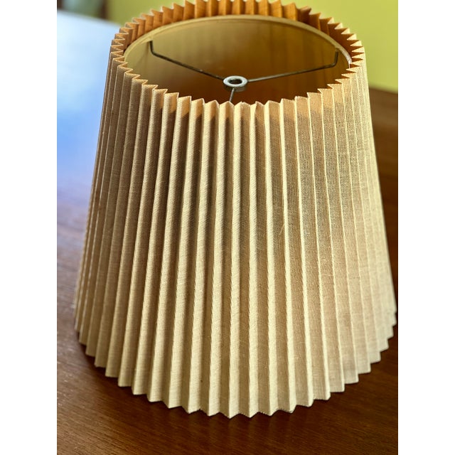 1960s Mid-Century Modern Sculptural Teardrop Cork and Walnut Table Lamp With Original Pleated Shade For Sale - Image 12 of 13