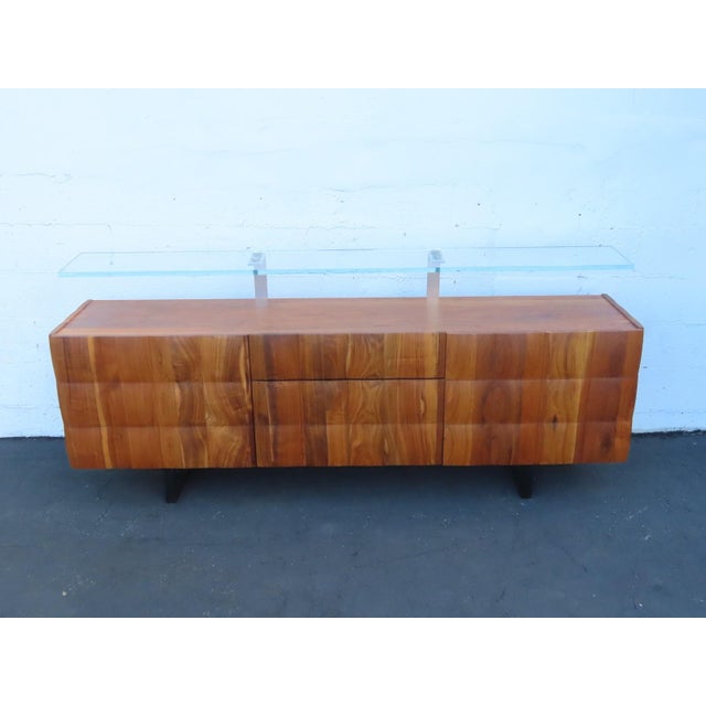 Mid Century Modern Long Glass Top Walnut Sideboard Credenza Dresser Buffet 6667 For Sale - Image 14 of 18