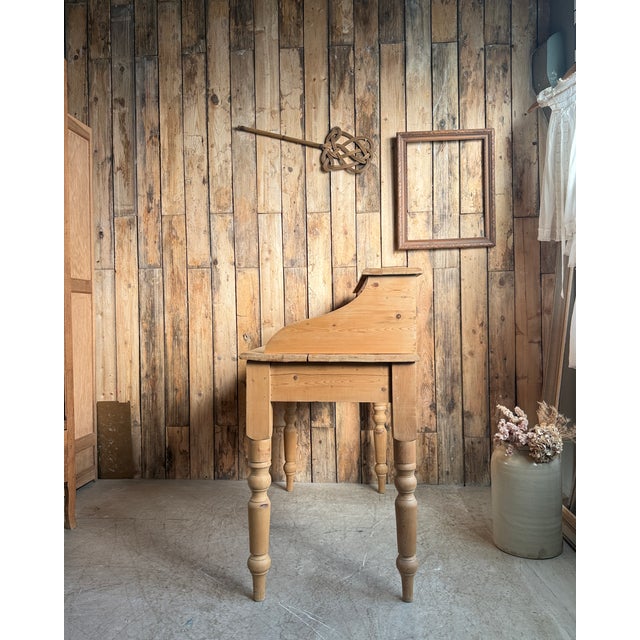 This antique English stepped desk in pine captivates with its authentic charm and country house feel. A piece full of...
