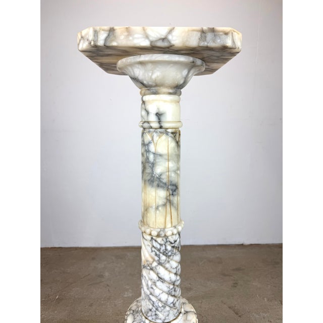 Vintage Italian Neoclassical White / Gray Marble Pedestal / Column For Sale In New York - Image 6 of 11