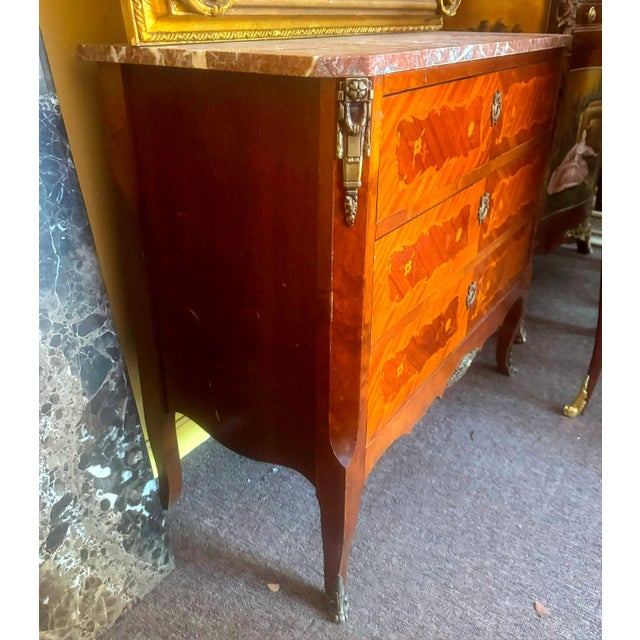 French Louis XV Marble Top Commode Chest – Floral Marquetry With Bronze Hardware For Sale In Miami - Image 6 of 7