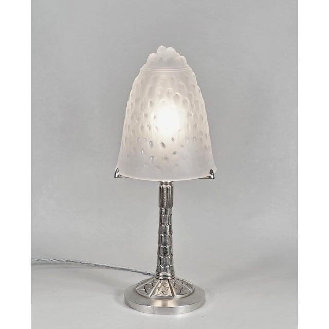 Muller frères A wonderful 1925-1930 French art deco lamp in nickel plated bronze or solid brass of excellent quality. The...