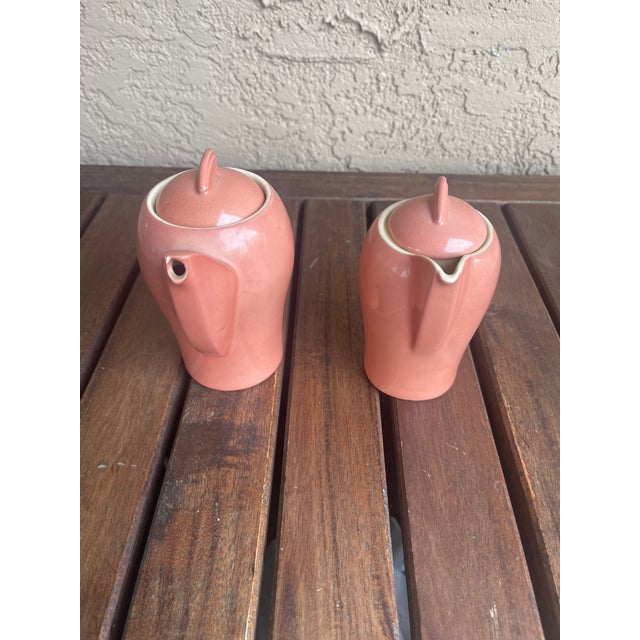 Art Deco 1930s Art Deco Susie Cooper - Pink 2055 - Small Kestrel-Shaped Hot Water Pot & Coffee Pot Set - Set of 2 For Sale - Image 3 of 7