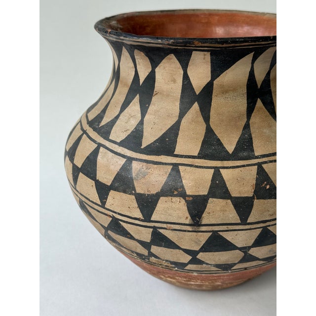 Kiua Polychrome storage jar (or olla) from Kewa Pueblo (historically known as Santo Domingo Pueblo) Bold, interlocking...
