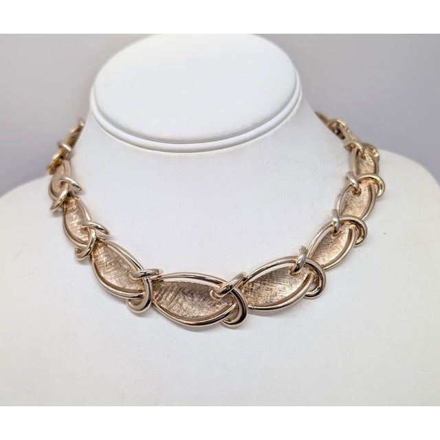 Late 1950s goldtone graduated Florentine texture links with smooth curls around the edges collar necklace with hook clasp...