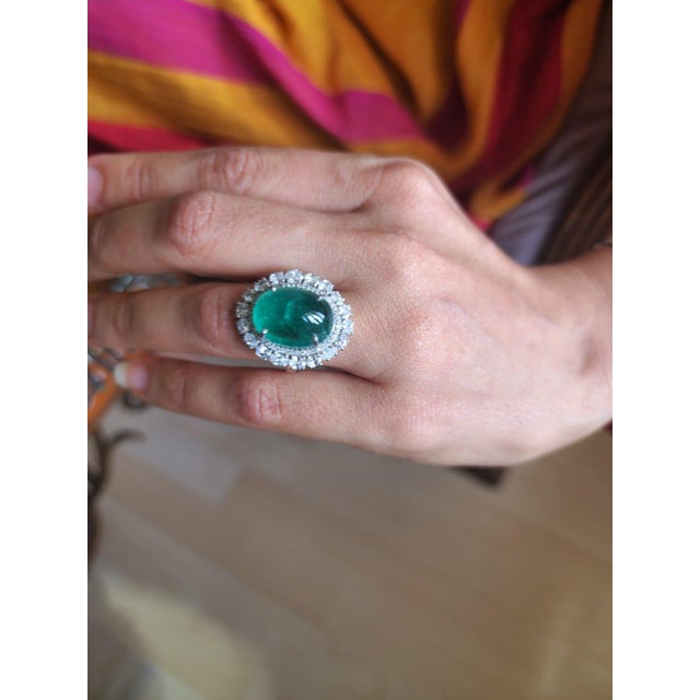 Arts & Crafts Natural Emerald Ring with 1.65cts Diamond & Emerald 14.70cts in 18k Gold For Sale - Image 3 of 18
