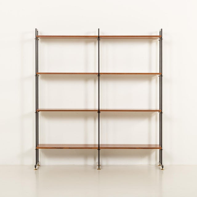 This Italian vintage freestanding shelving unit comes from the 1970s. Designed as a modular and architectural storage...