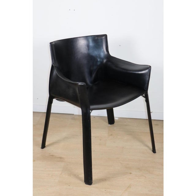 A sculptural armchair from the 1980s, combining comfort and character. Its enveloping black leather frame creates a fluid...
