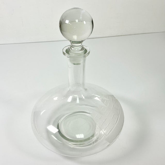 1970s Vintage Nautical Coastal Hollywood Regency Etched Four Mast Ship Crystal Decanter. For Sale - Image 9 of 9