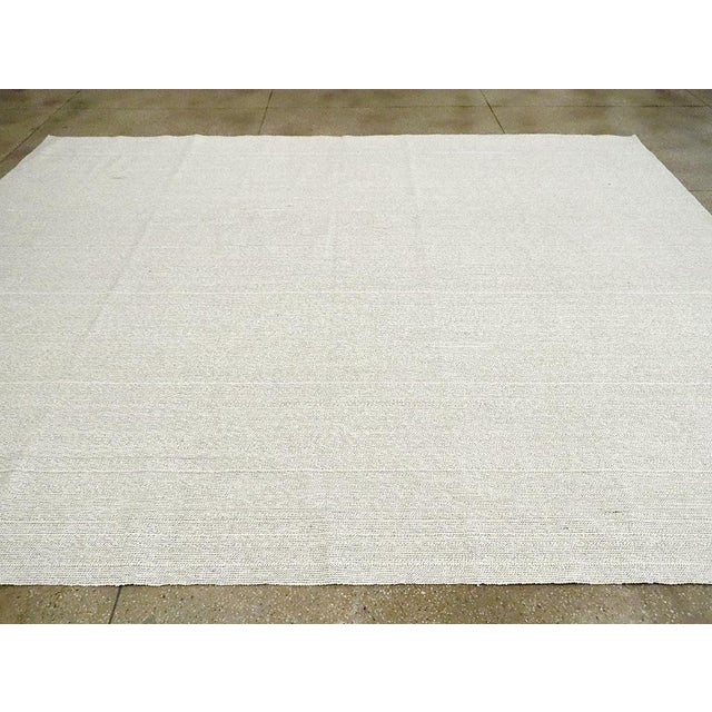 Galerie Shabab Collection Mid-20th Century Handmade Turkish Flat-Weave Kilim Room Size Carpet For Sale In New York - Image 6 of 9