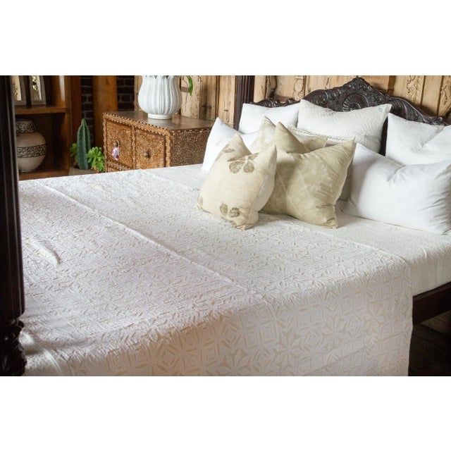 Indian Daisy Applique Coverlet For Sale - Image 3 of 7