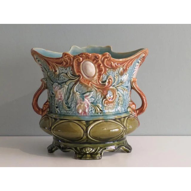 Cache pot in majolica with floral motif. The cache pot is suitable for an inner pot with maximum dimensions: H 18 cm,...