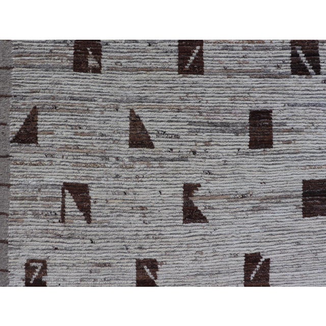 Distressed Modern Rug in Moroccan Style in All Over Checkerboard Distressed Modern Casual rug. Modern Casual Hand-Knotted...