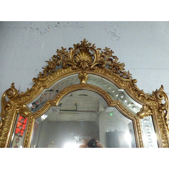 Rare Napoleon III period mirror in wood and gilded stucco. The side reserves are decorated with bubbles which is rare in...