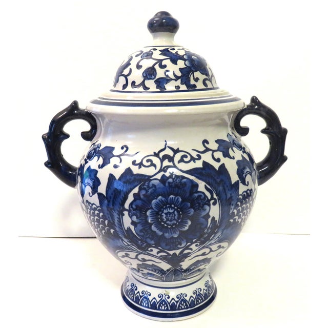 Mid-Century Modern Chinoiserie Blue and White Ceramic Porcelain Ginger Jar With Lid and Handles VTG For Sale - Image 3 of 8