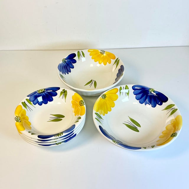 1980s Vintage Coastal Mediterranean Italian Daisy Flora Dinnerware - Set of 17. For Sale - Image 10 of 17