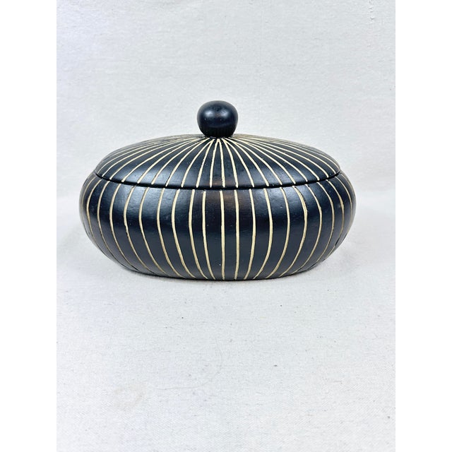 Vintage Black and White Oval Shaped Lidded Box For Sale In New Orleans - Image 6 of 8