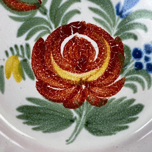 Antique French Faïence De l'Est Plate – Rose Creuse Floral Decoration – Scalloped Godronné Rim For Sale - Image 4 of 11
