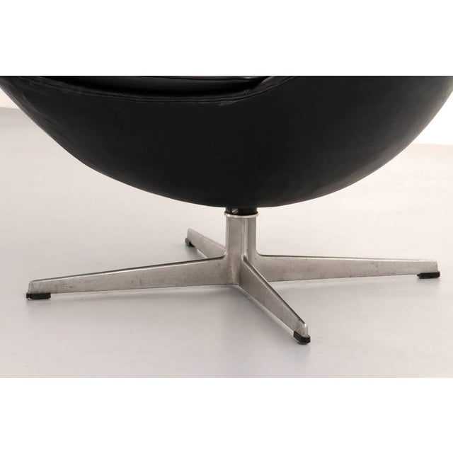 The Egg Chair – Arne Jacobsen, Denmark, 1960 – Black Leather by Fritz Hansen For Sale In Atlanta - Image 6 of 9