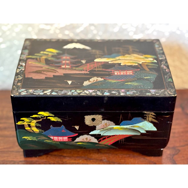 Japanese 1970s Vintage Chinese Lacquered Jewelry Box With Mother of Pearl For Sale - Image 3 of 12